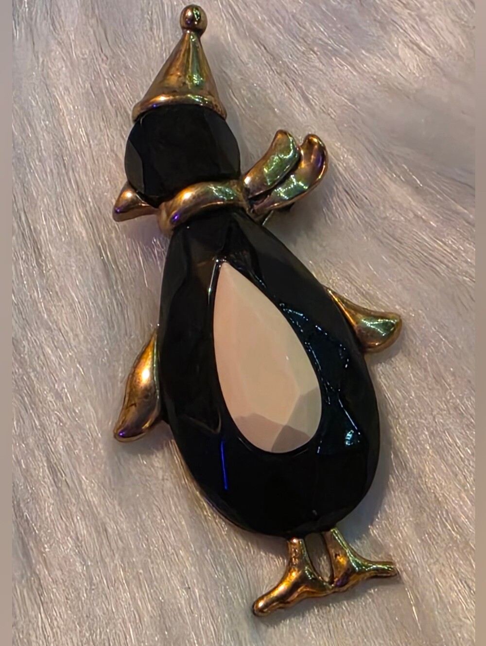 EUC Vintage Faceted Black Lucite Penguin Retro Novelty Holiday Brooch Pin